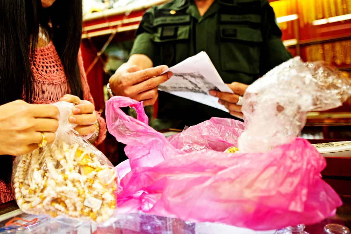 Beamter der thailändischen NRECSD inspiziert ein Geschäft auf einem Markt (c) WWF / James Morgan Beamter der thailändischen NRECSD inspiziert ein Geschäft auf einem Markt