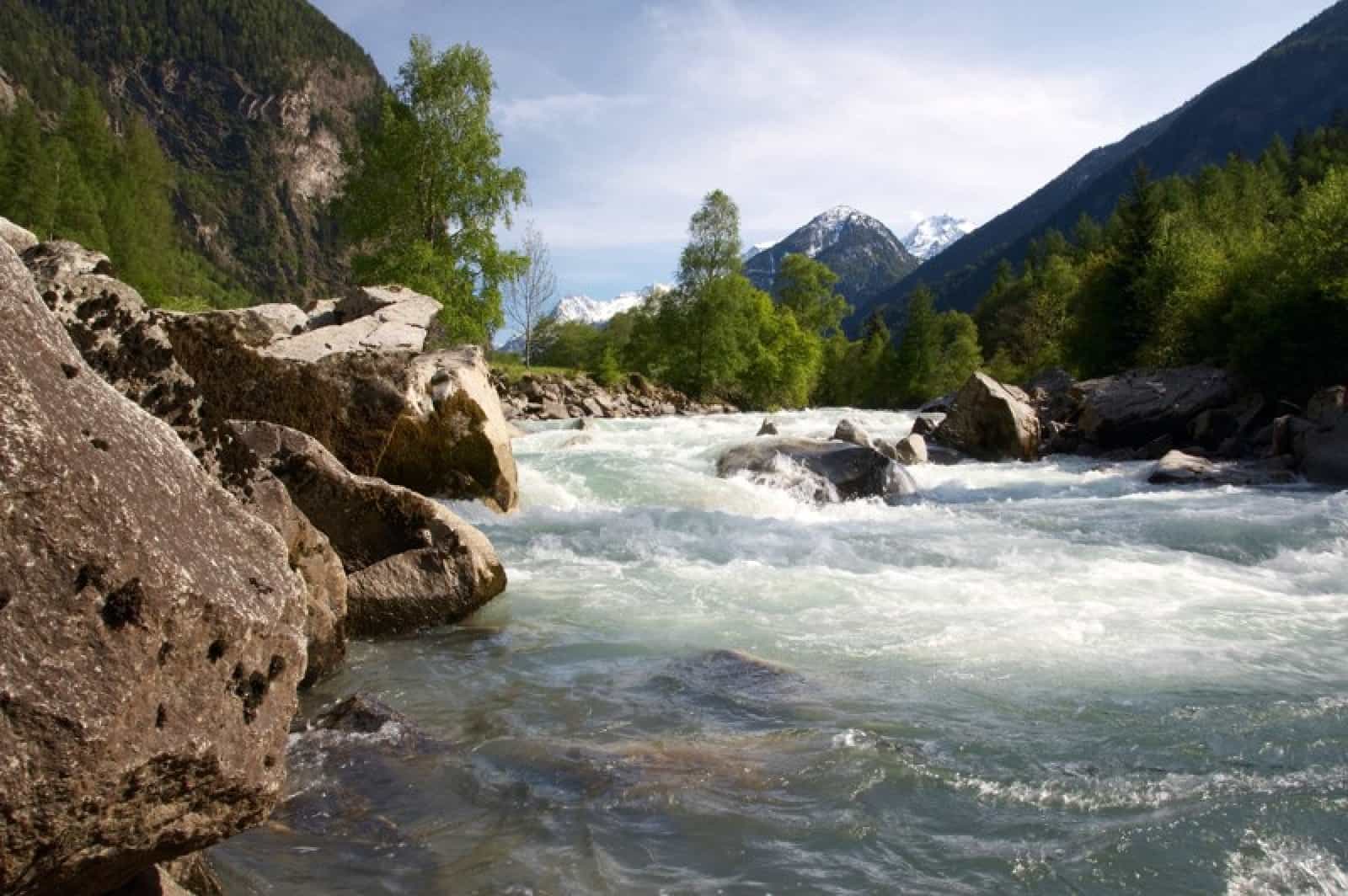 Ötztalerache ausschnitt-des-flusses-vom-oetztalerache-in-den-alpen-wwf-wasser-leben