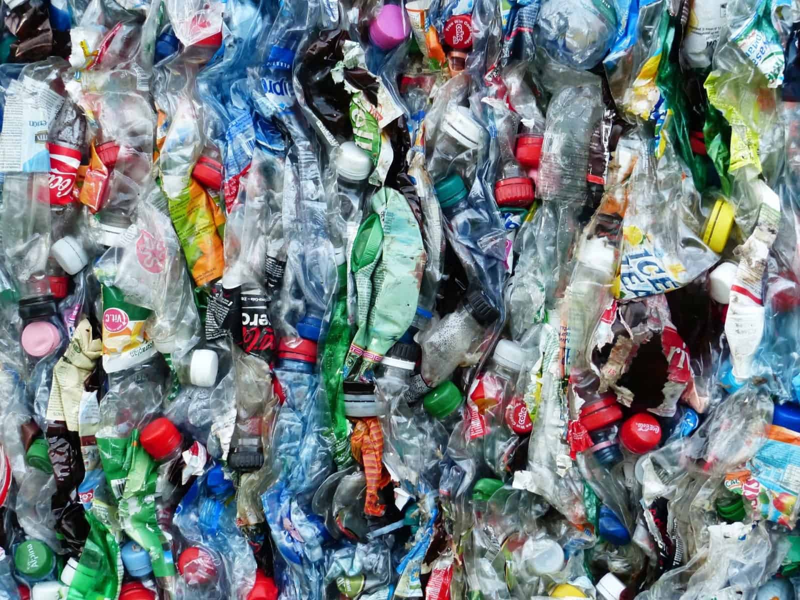 Plastikmüll © Hans Braxmeier / Pixabay plastikflut-mehrere-zerquetschte-plastikflaschen