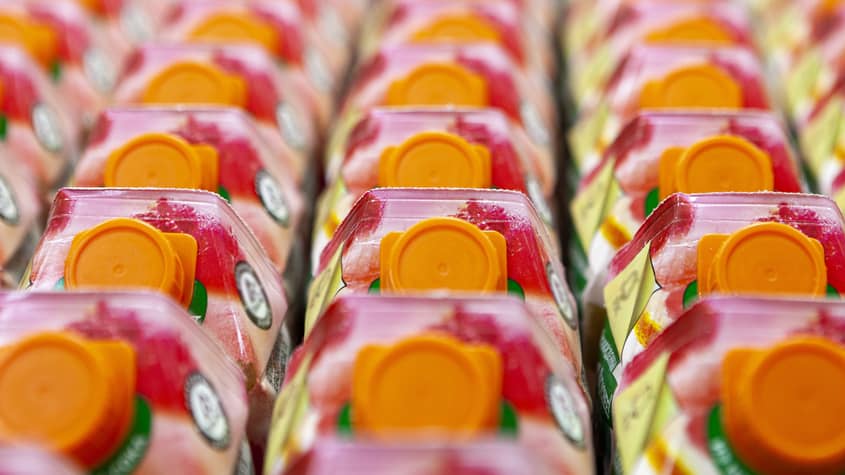 hintereinander-gereihte-tetra-paks-von-oben-fotografiert-wwf-verpackungsmythen