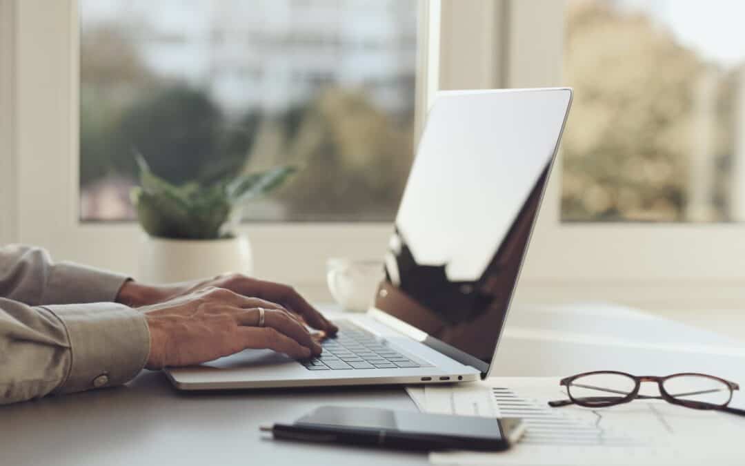 haende-schreiben-etwas-auf-einer-tastatur-eines-computers-wwf-gruenes-homeoffice