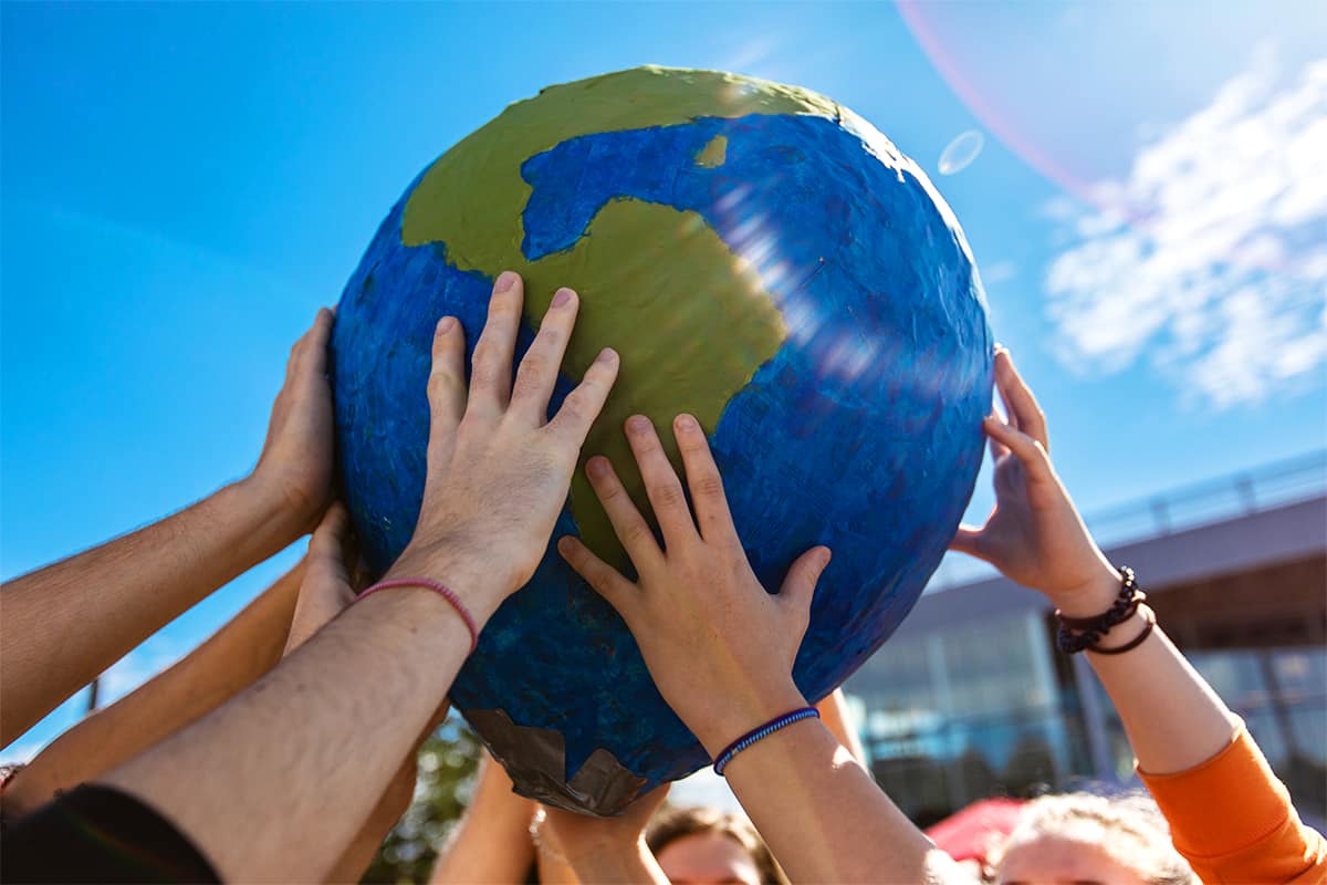 Wir halten die Erde ©AdobeStock / Valmedia Wir halten die Erde