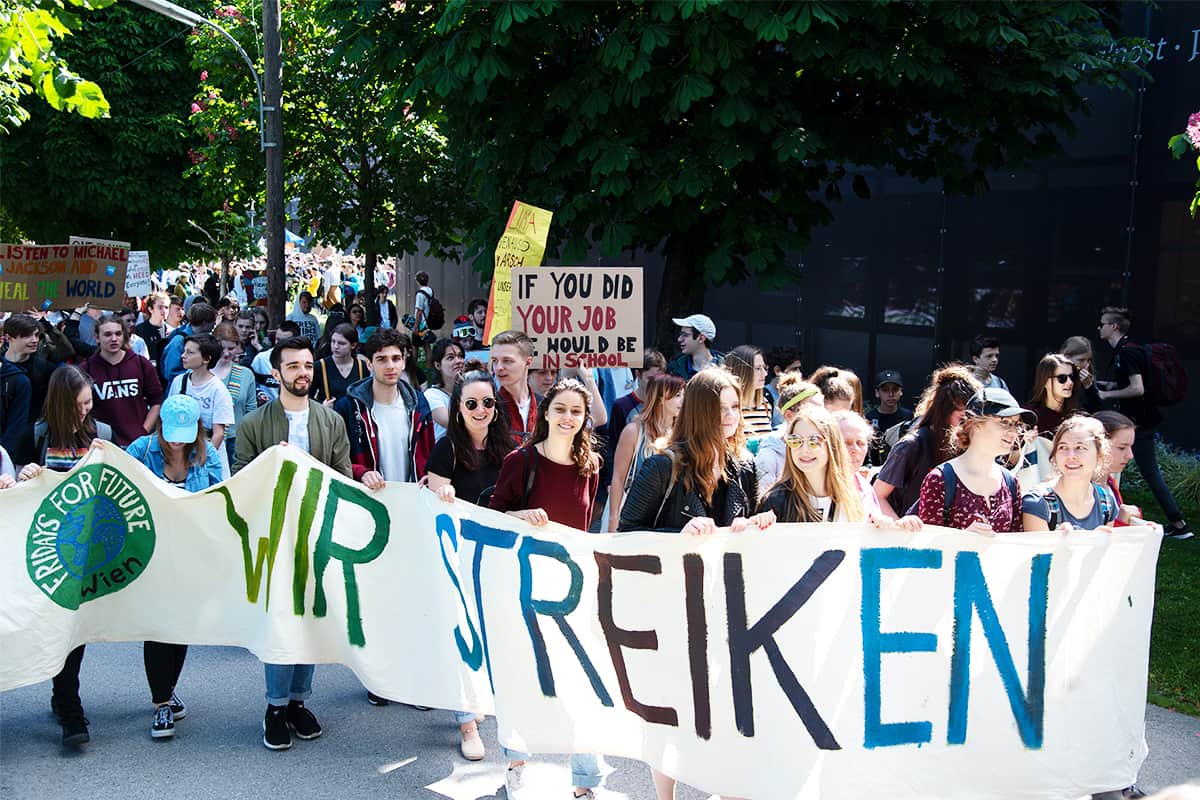 Wir streiken @ Vincent Sufiyan Streikende mit Schild "Wir Streiken"