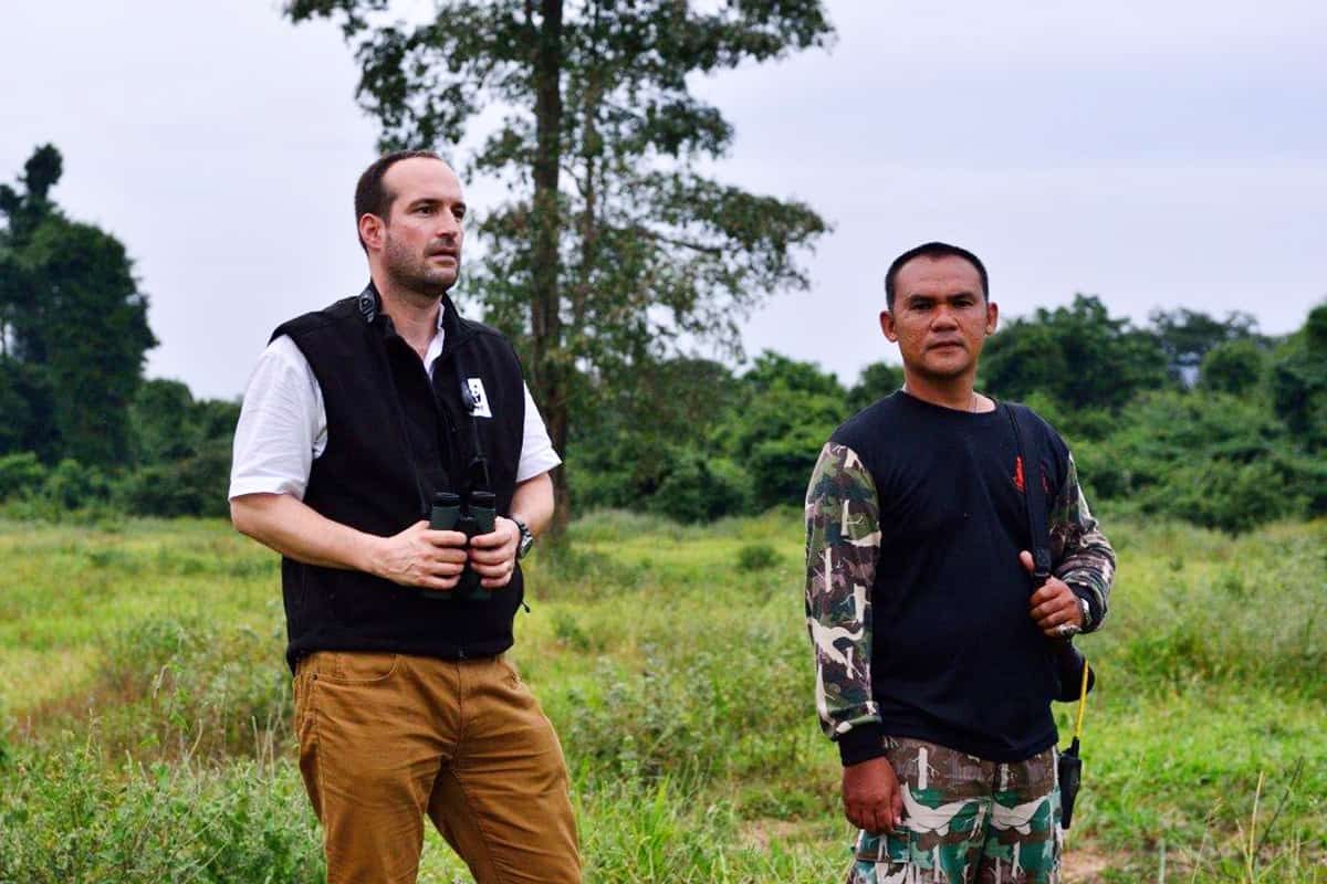 WWF-Mitarbeiter Georg Scattolin und Ranger auf Wiese im Kui Buri Nationalpark in Thailand© Gordon Congdon/ WWF WWF-Experte Georg Scattolin warnt vor den Folgen der Entwaldung