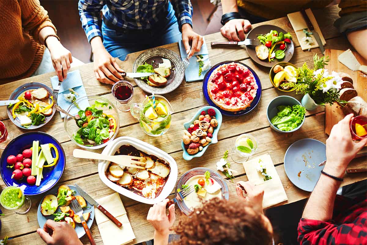 Mittagstisch mit gesundem Essen © AdobeStock / pressmaster Mittagstisch mit gesundem Essen