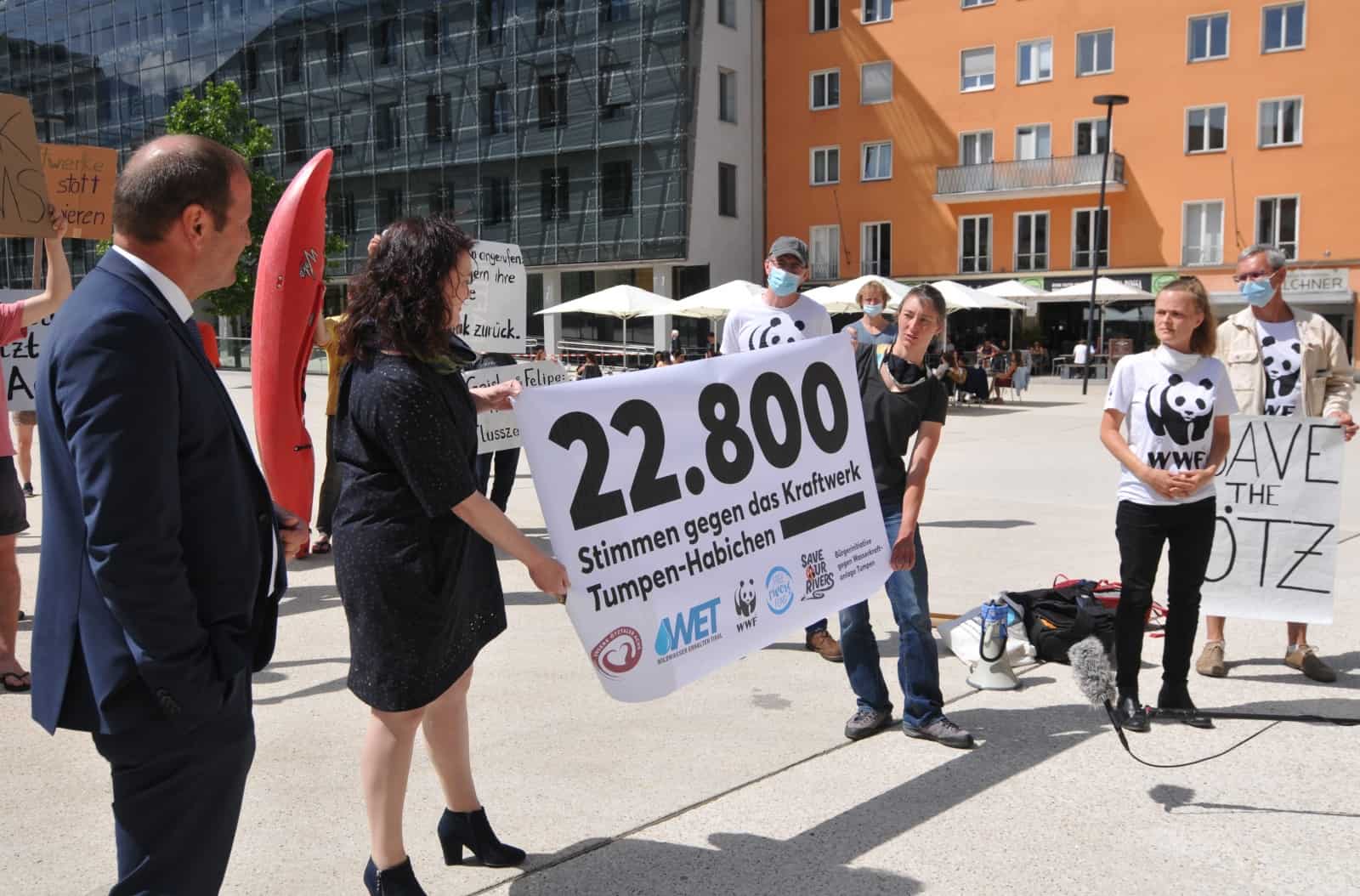 Petitionsübergabe Kraftwerk Tumpen Habichen