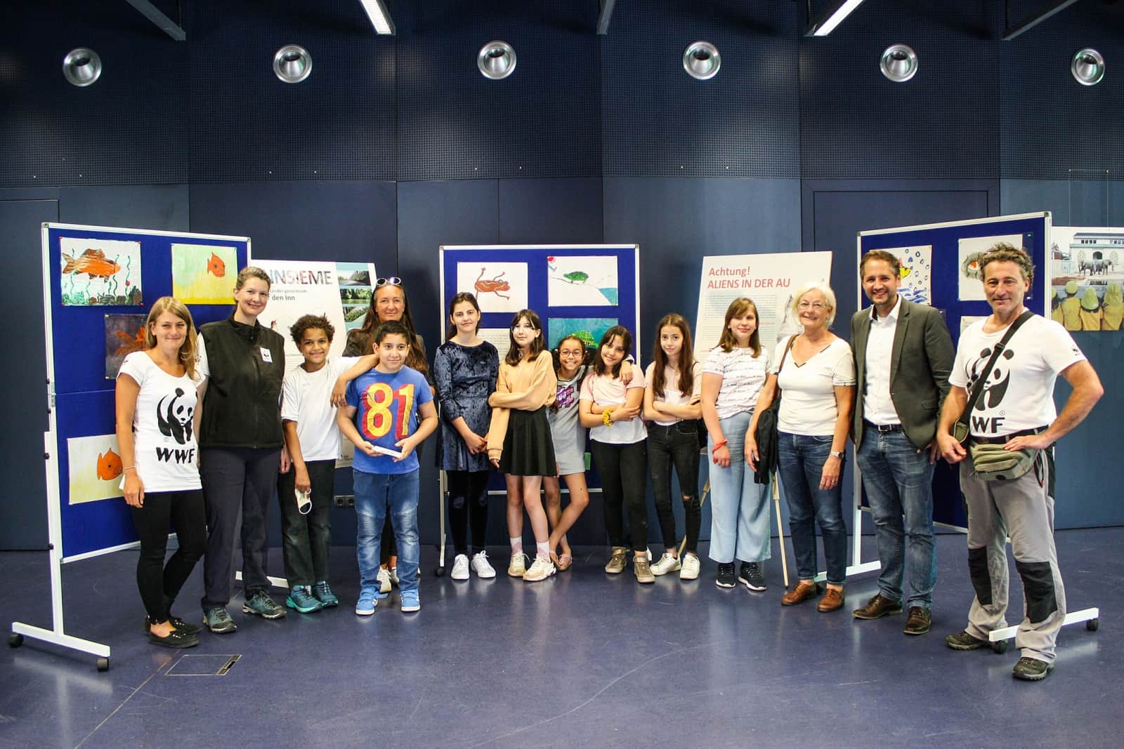 Schulklasse und Lehrpersonal der NMS Leopold mit Alpenzoodirektor André Stadler und Vertreter*innen des WWF Österreich bei der Ausstellungseröffnung von „Achtung – Aliens in der Au!“ im Alpenzoo Innsbruck