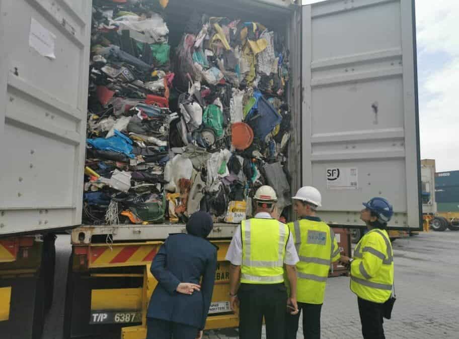 Neuer Interpol-Report zeigt: Plastikmüll-Mafia im Aufwind