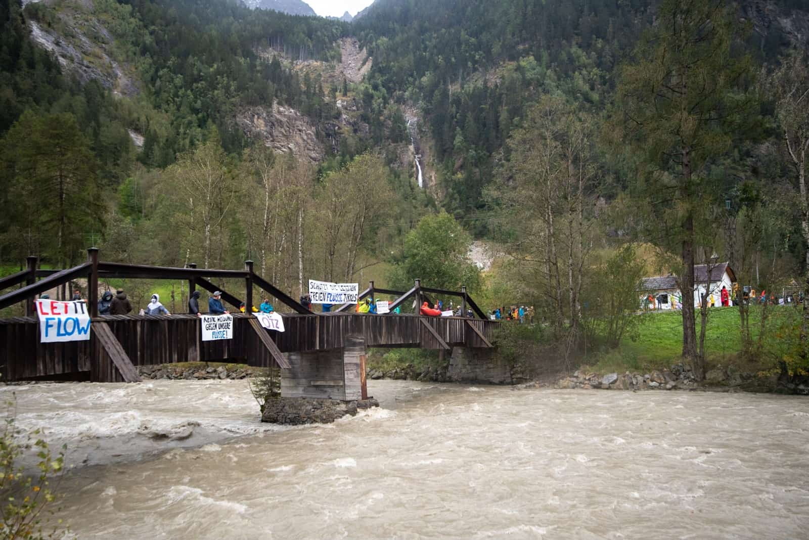 Menschenkette für freie Flüsse, Tumpen/Ötztal , © by WWF Gerhard Egger Menschenkette für freie Flüsse, Tumpen/Ötztal , © by WWF Gerhard Egger