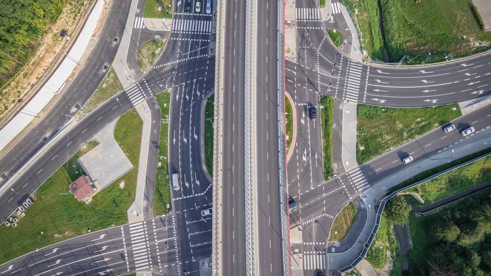 Lebensräume werden durch immer mehr Straßen zerschnitten Straßen treiben die Zersiedelung voran © Christoph Wisser