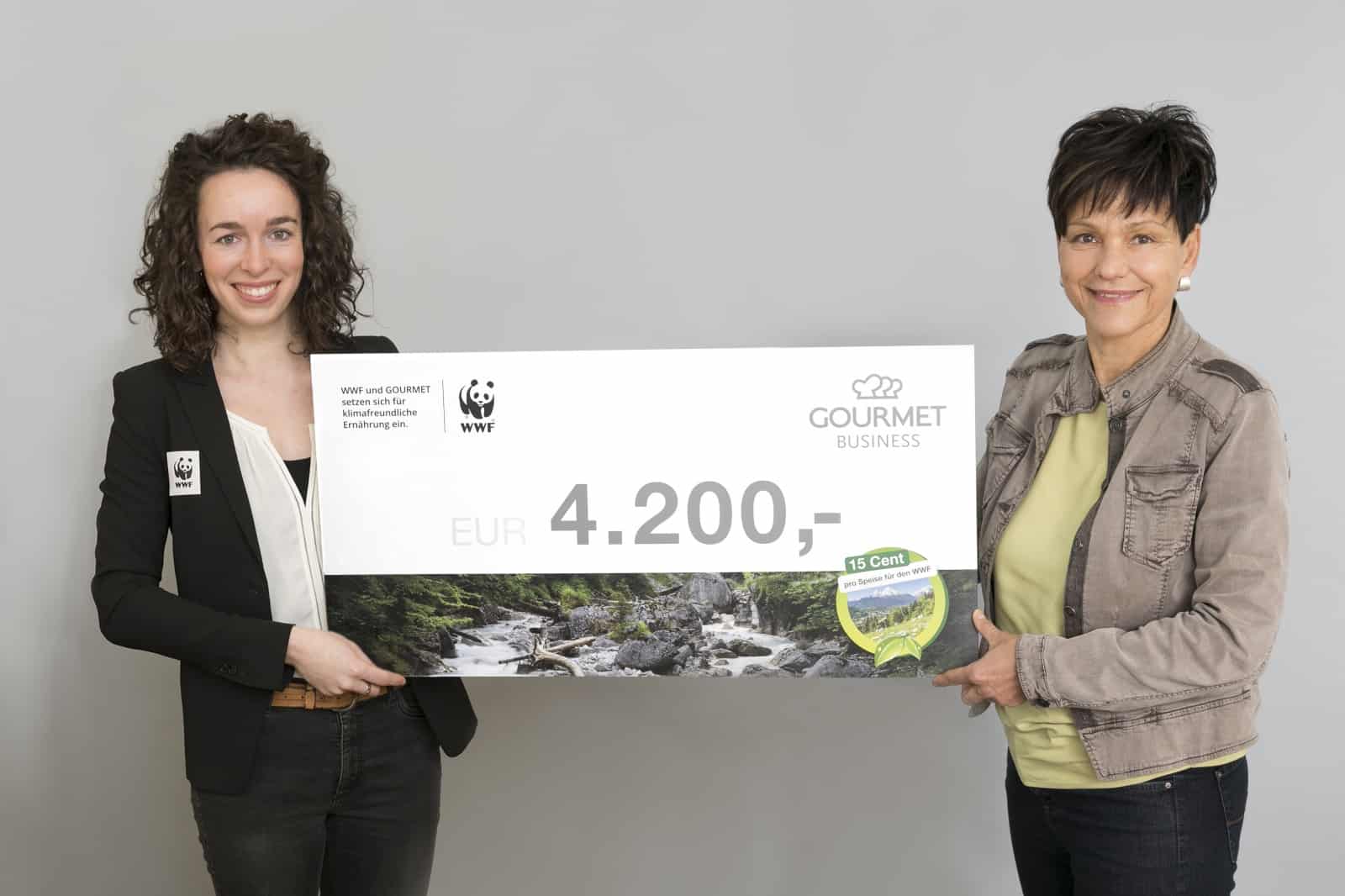 Scheckübergabe: Hannah-Heidi Schindler (WWF) und Claudia Horacek (Gourmet)