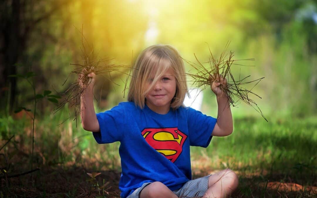 pflanzenarten-boden-bedeutsam-kind-mit-gras-in-den-haenden