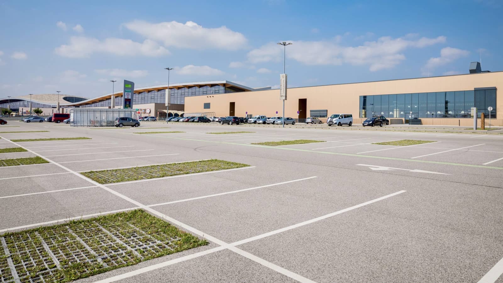 Ein Einkaufszentrum mit riesigem Parkplatz Das Meer in der Schachtel © WWF