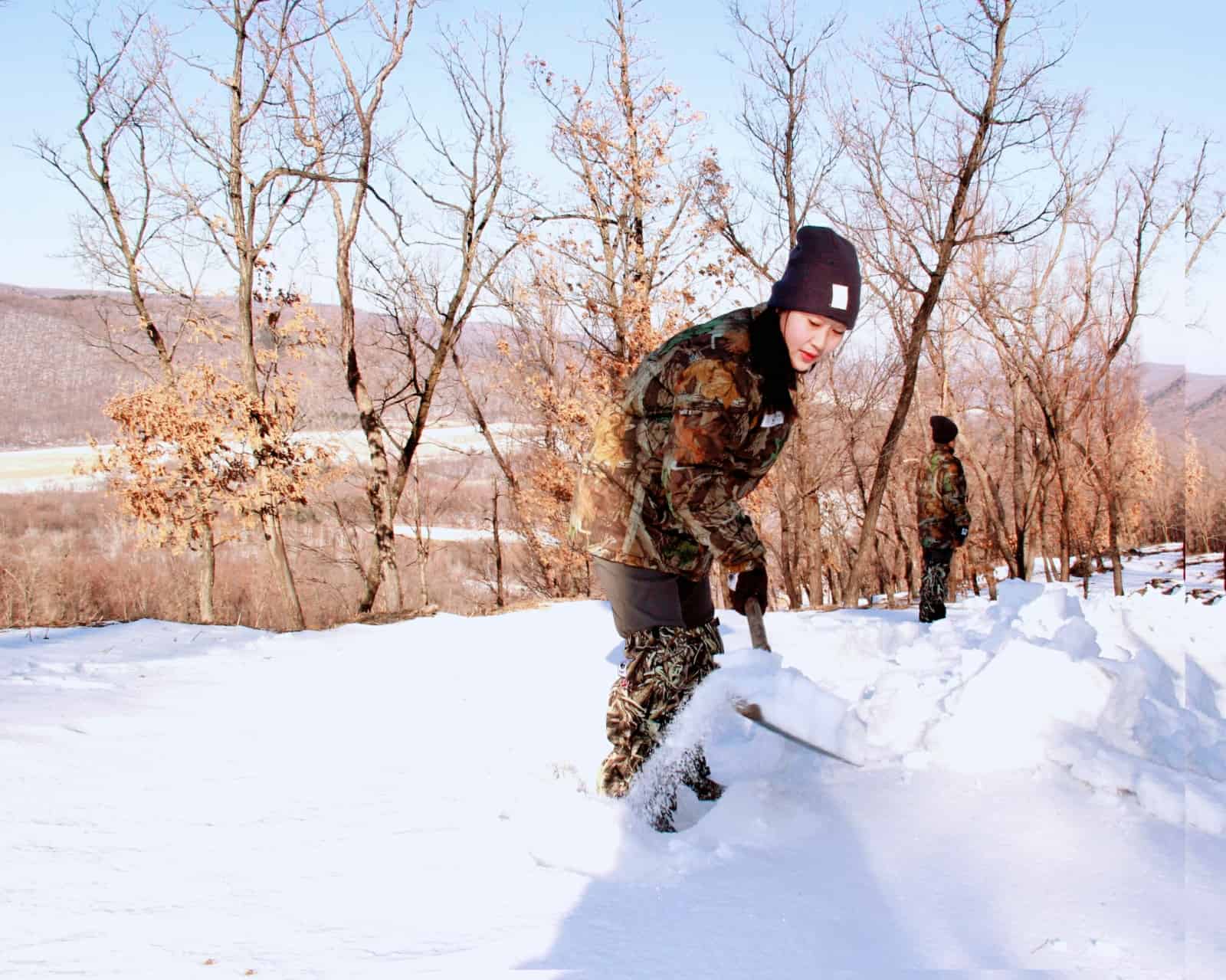 Die Frauen suchen unter dem Schnee nach Schlingfallen , © by WWF / Dongning Forestry Bureau Die Frauen suchen unter dem Schnee nach Schlingfallen , © by WWF / Dongning Forestry Bureau