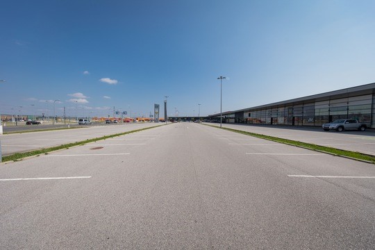 Parkplatzwüsten und andere versiegelte Flächen verwandeln Teile Österreichs während Hitzetagen in regelrechte Backöfen