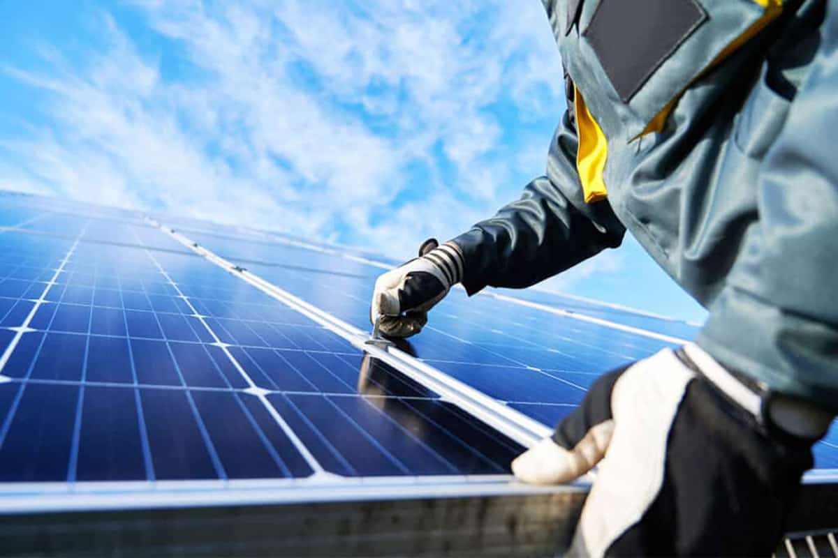 solar_panele_installation_cAdobeStock_anatoliy_gleb-1200×800 Solar