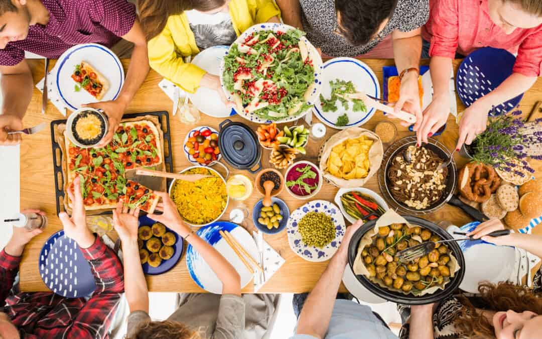 junge Menschen mit veganem Essen