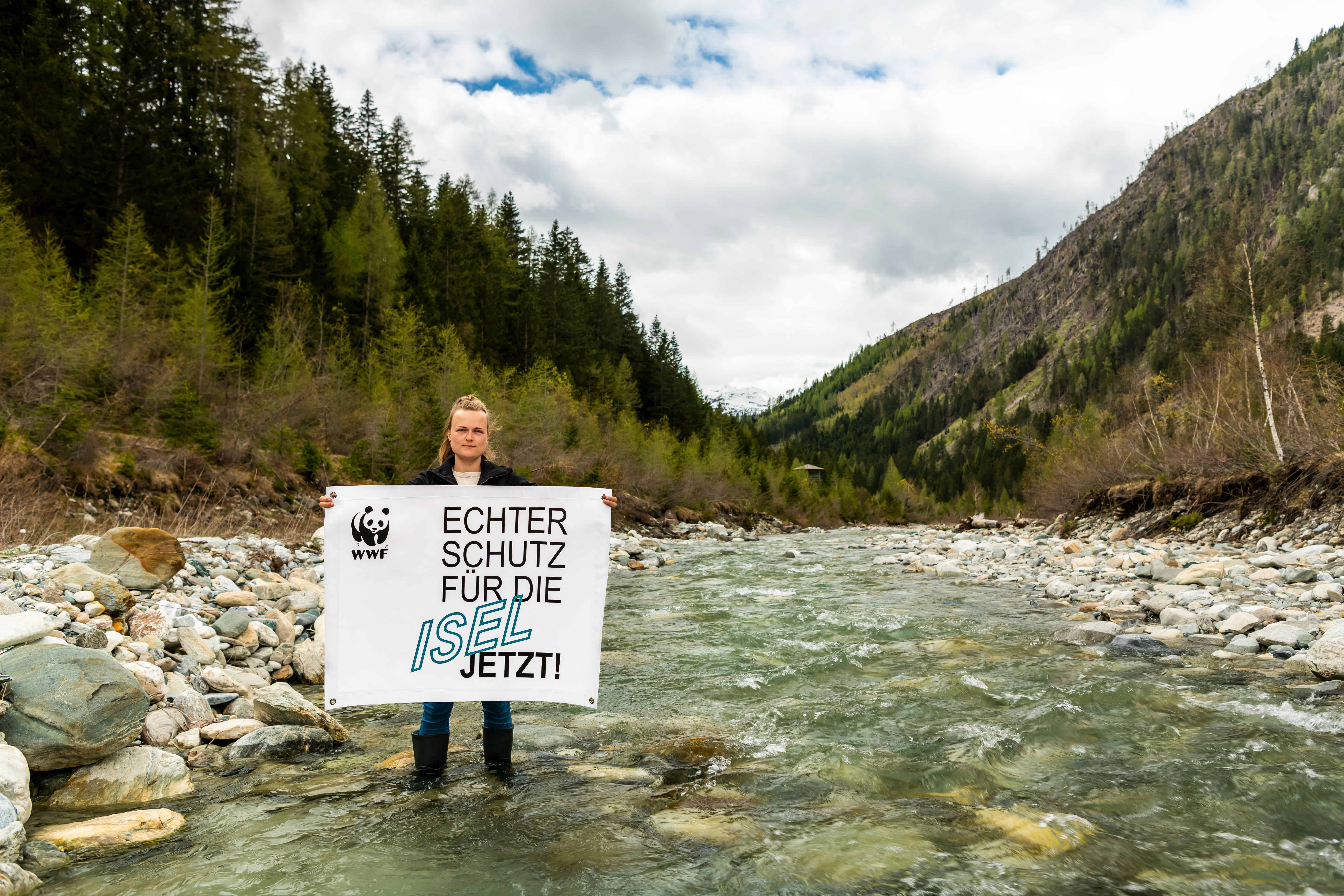 Der WWF fordert die Ausweisung der Isel samt Zubringer als Naturschutzgebiet (Bild – Marianne Götsch am Kalserbach) (c) Sebastian Frölich