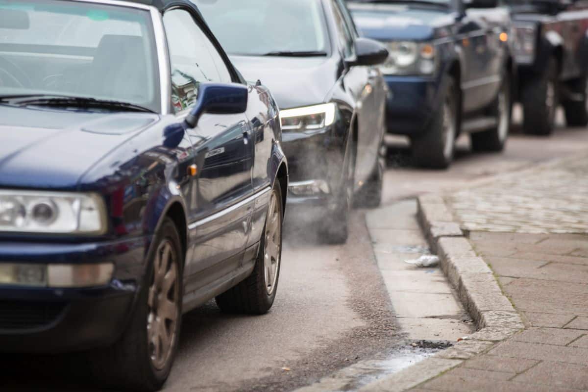Verbrennungsmotoren (c) WWF UK Aufsteigender Rauch aus einem Auto