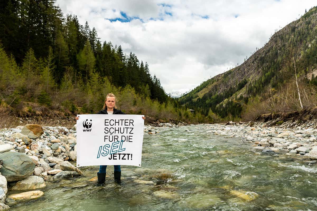 WWF-Expertin-Marianne-Götsch-mit-Transparent-am-Kalserbach(c)Sebastian-Frölich