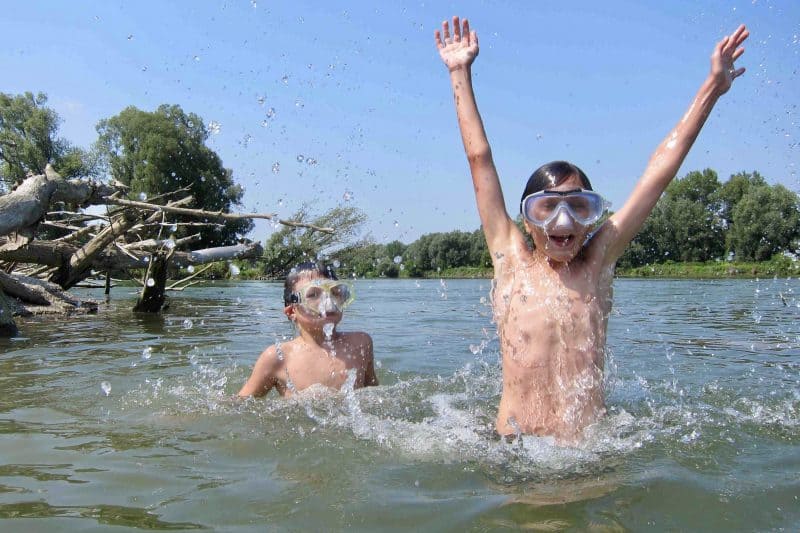 Badespaß in der kroatisch-ungarischen Drau © Arno Mohl