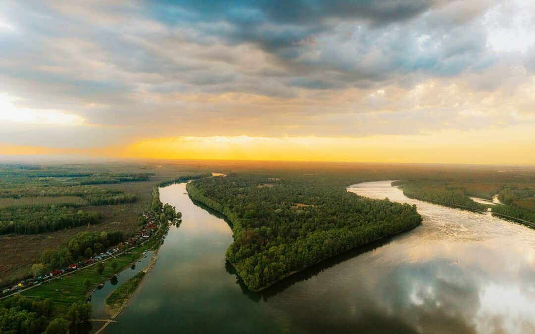 Zusammenfluss von Drau und Donau im Sonnenuntergang