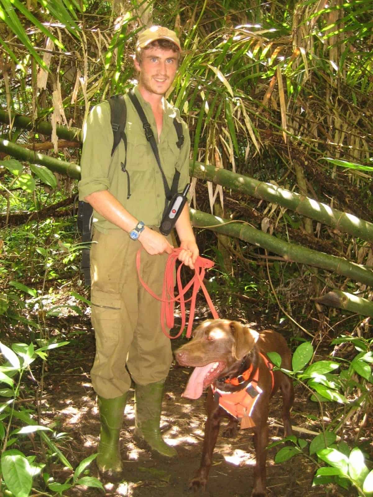 WWF-Mitarbeiter Simon Mahood mit Spürhund Chevy