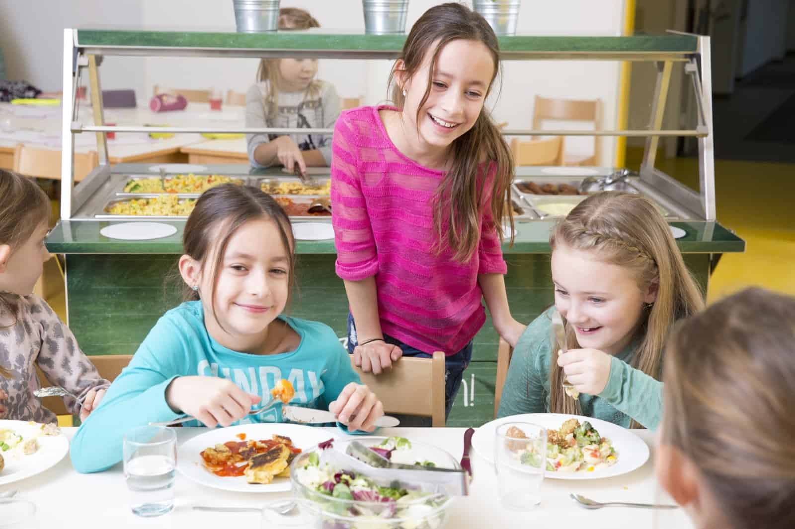 Kinder beim Essen in der Schulkantine