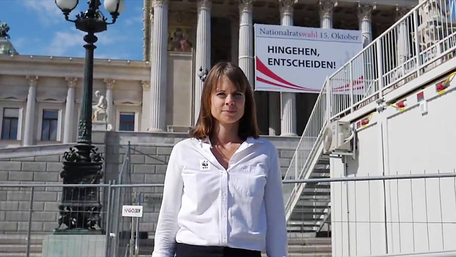 Stv. WWF-Geschäftsführerin Hanna Simons vor dem Parlament