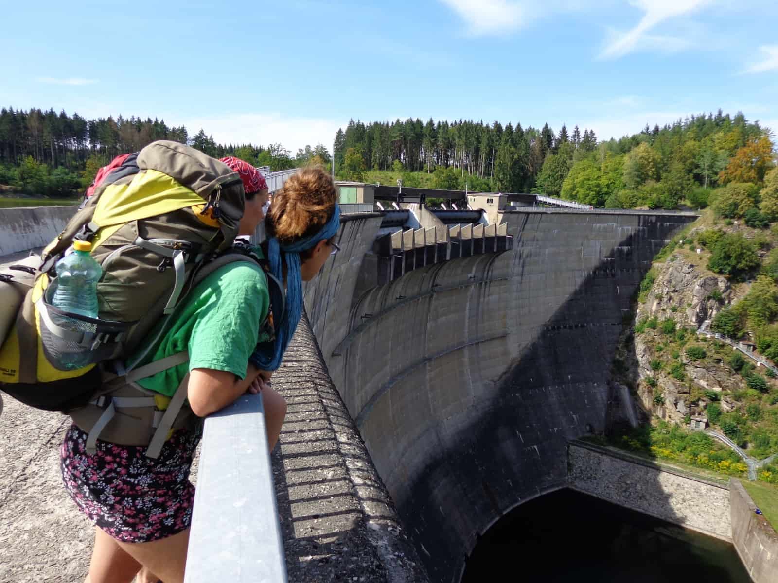 Riverwalk 2018; Teilnehmer besichtigen eine Staumauer