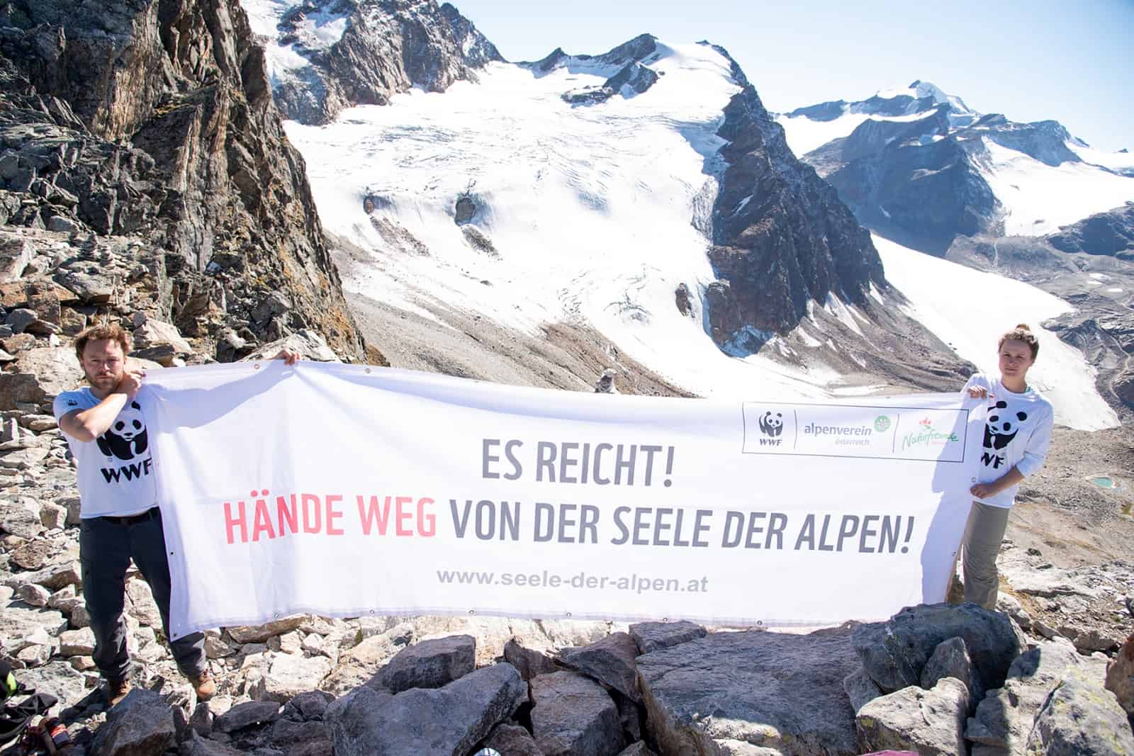 Das WWF Team vor dem Linken Fernerkogel (v.l.): Josef Schrank (Landschaftsökologe) und Lisa Plattner (WWF Klimasprecherin)