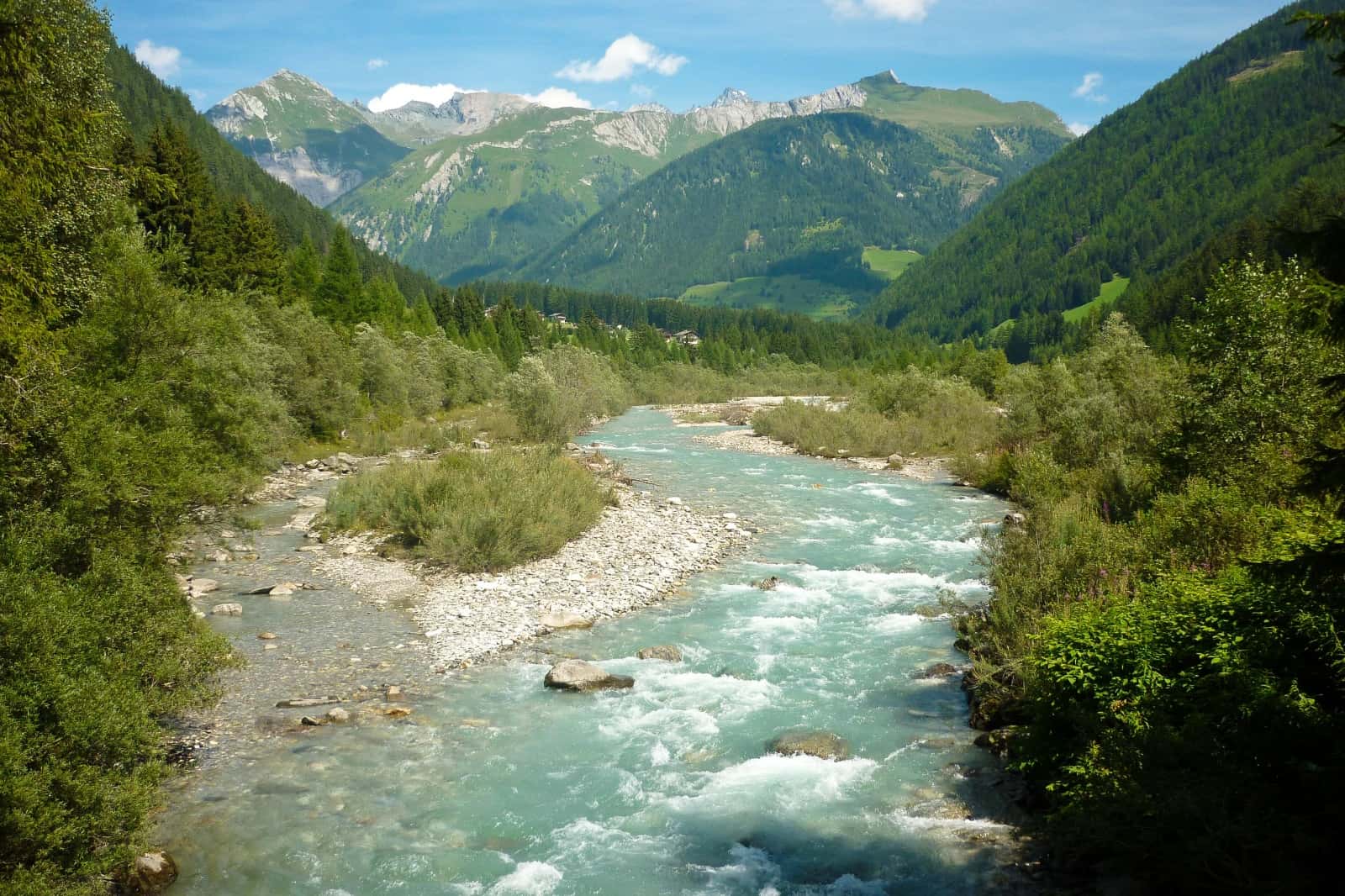 Der Kalserbach in Osttirol mit Blick auf den Großglockner. Gemeinsam mit den Zubringern Tauernbach und Schwarzach bildet der Kalserbach das „Gletscherflusssystem Isel“