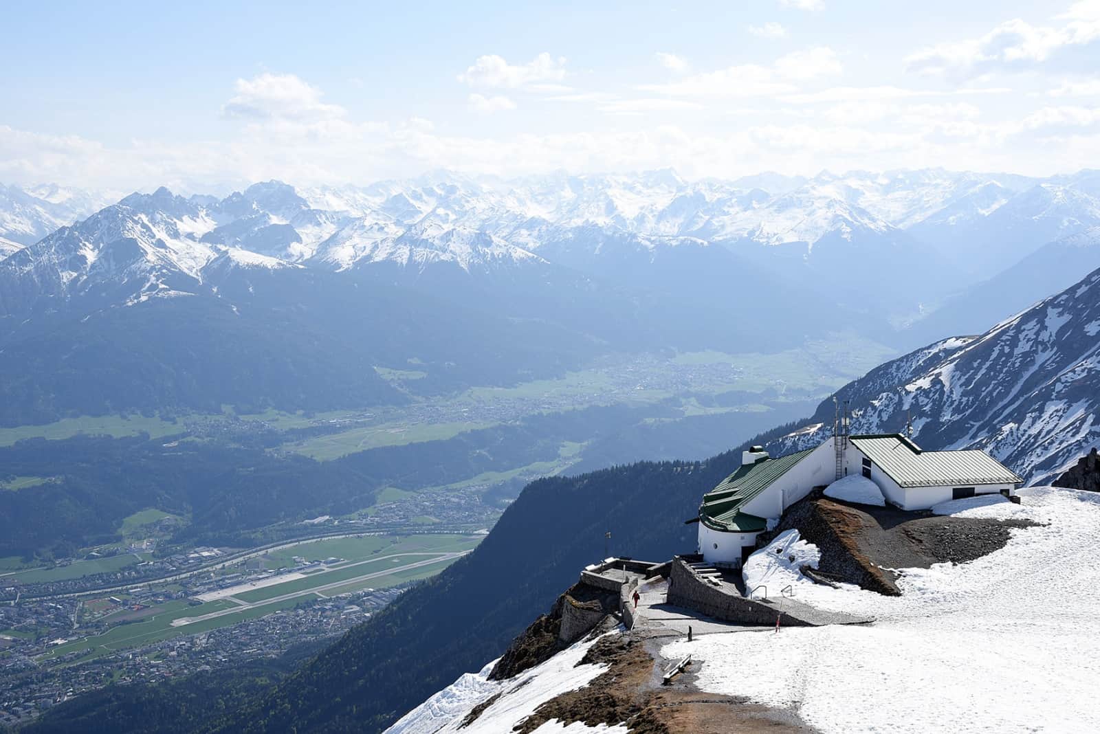 Blick auf Flughafen Innsbruck von der Bergstation der Nordkettenbahnen