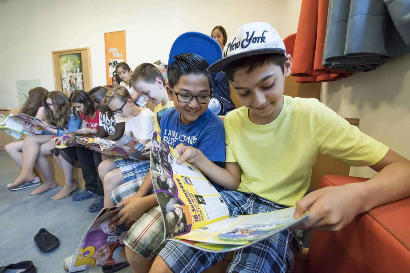 Schüler beim Lesen