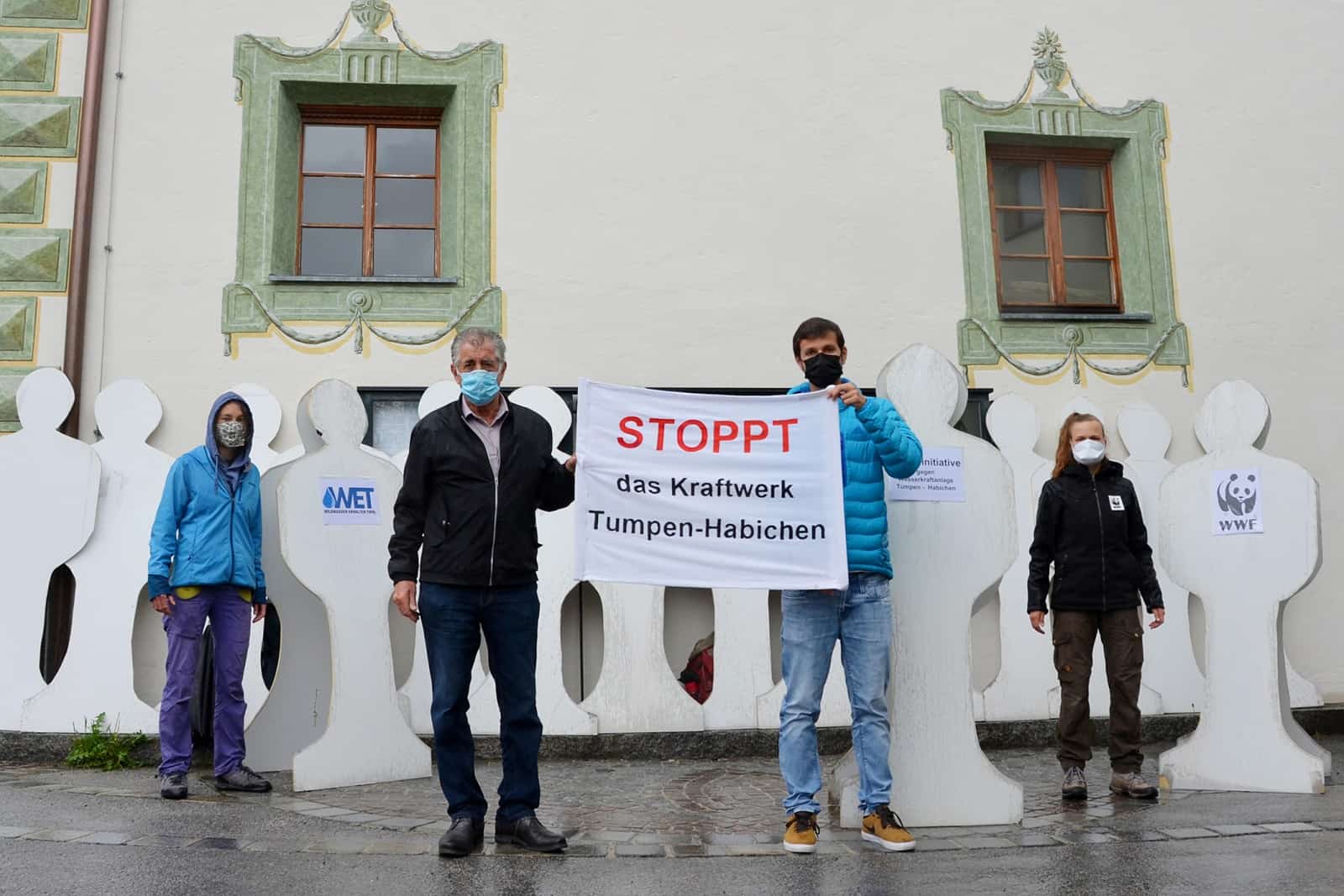 Protest gegen das KW Tumpen-Habichen vor dem Gemeindeamt in Umhausen