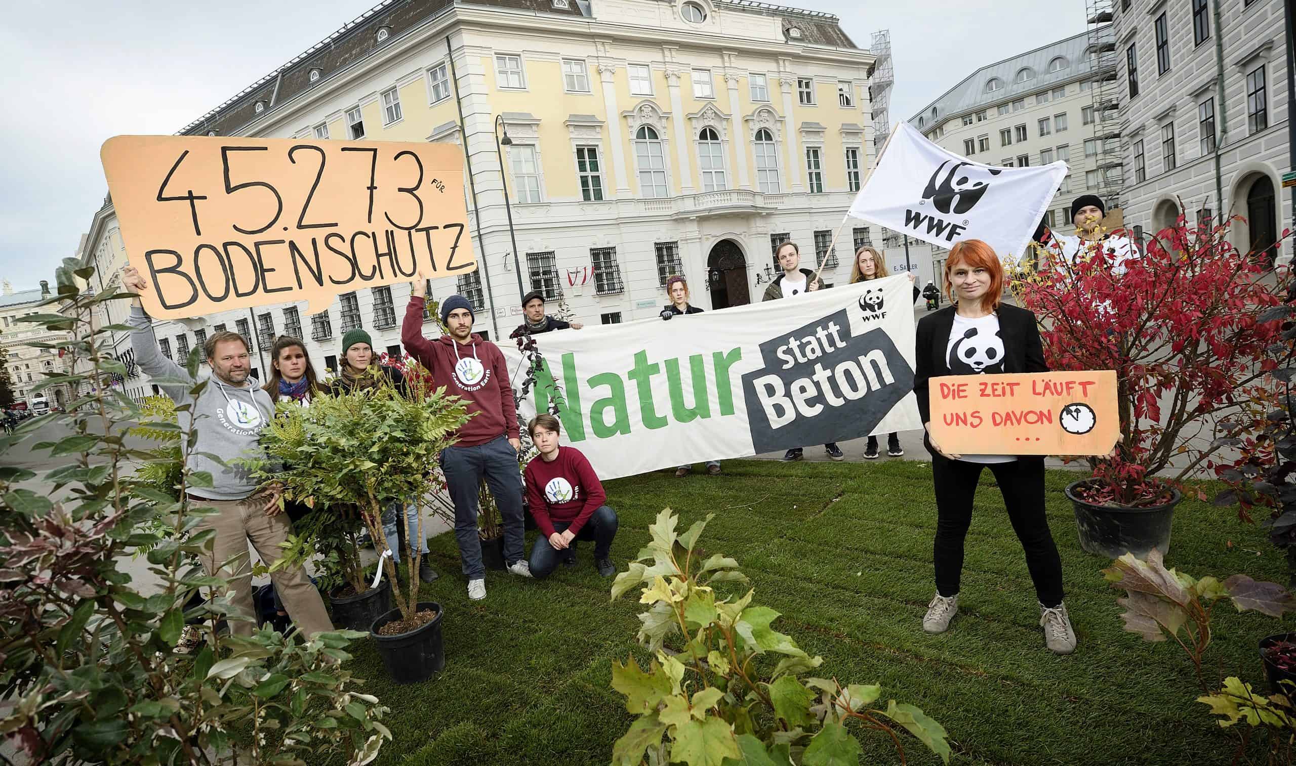 WWF-Protestaktion am Ballhausplatz (c) Johannes-Zinner(1) WWF-Protestaktion-am-Ballhausplatz-c-Johannes-Zinner