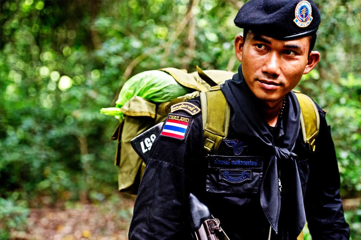 Ranger Thailand(c)James Morgan/WWF wwf-at-wilderei-stoppen-ranger-mit-rucksack-aus-thailand