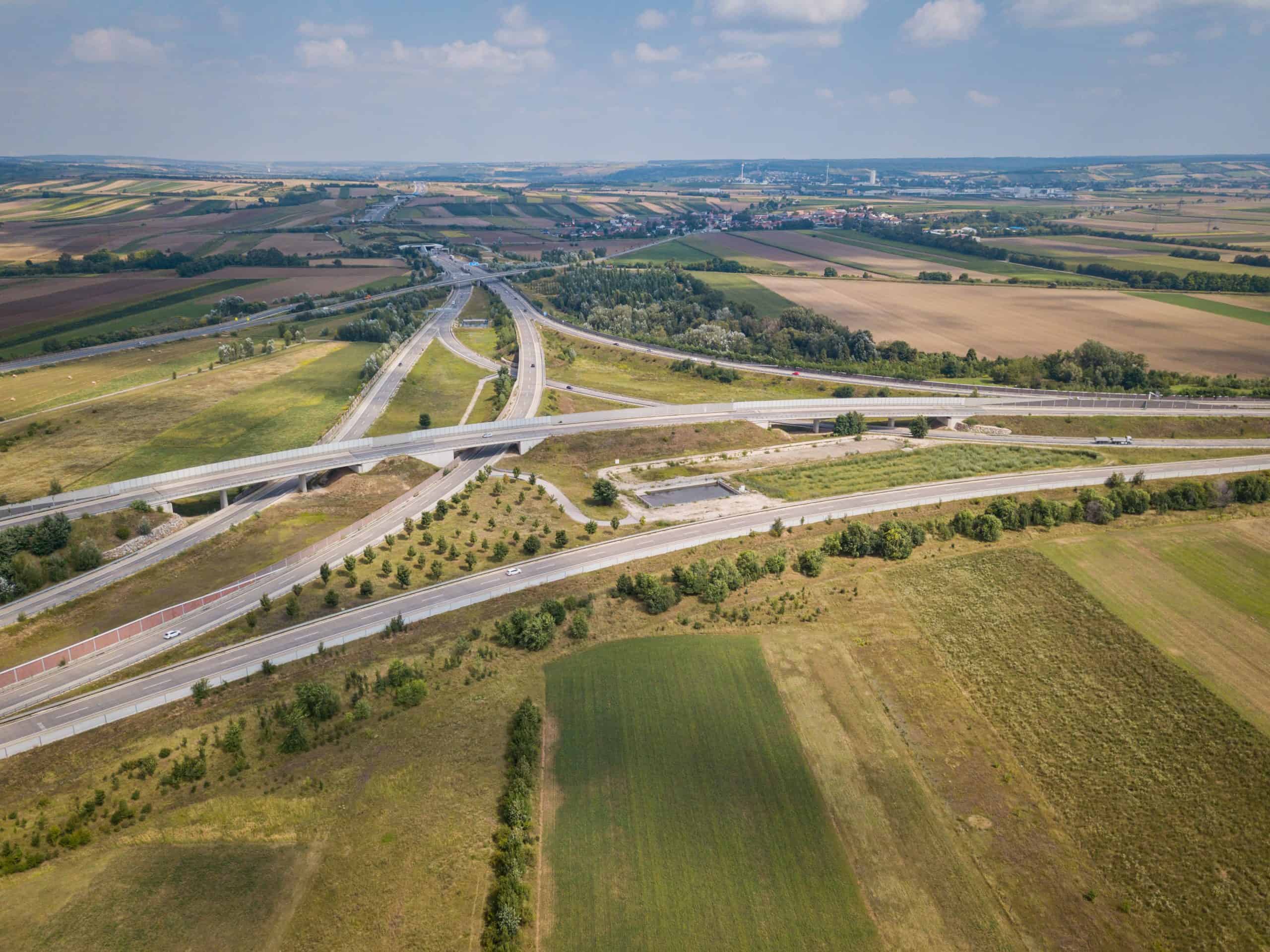 Straßen treiben die Zersiedelung voran © Christoph Wisser Straßen treiben die Zersiedelung voran © Christoph Wisser