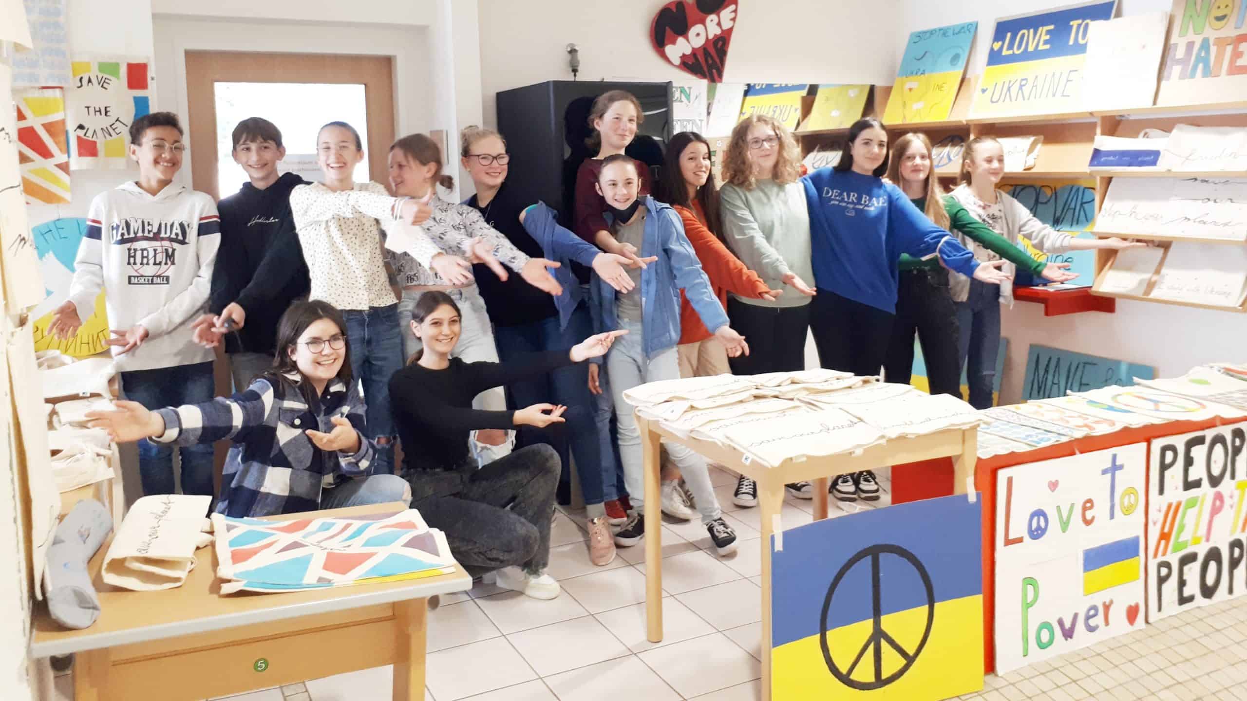 Die Schülerinnen der 3B präsentieren ihr Taschenprojekt (c) Stiftsgymnasium Wilhering Die Schülerinnen der 3B präsentieren ihr Taschenprojekt (c) Stiftsgymnasium Wilhering