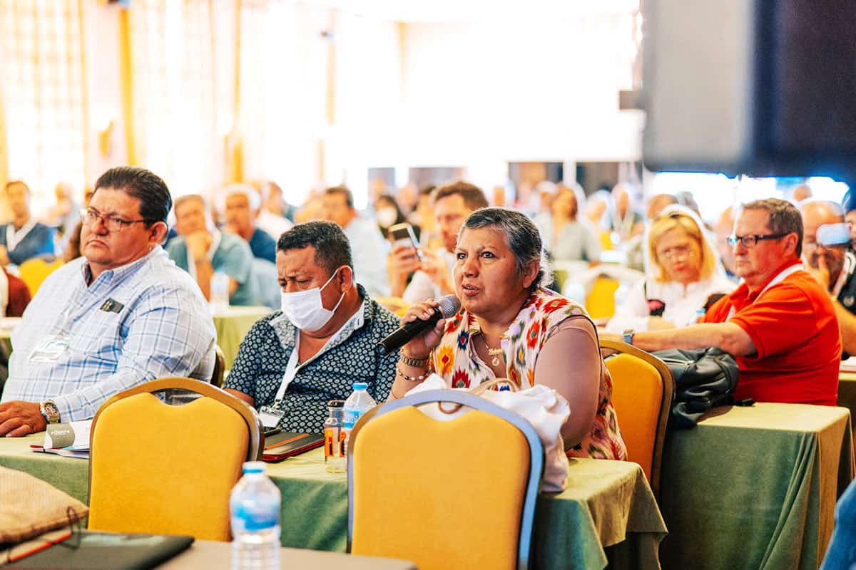 Fischerin im Meetingraum(c)Paul Bauer Fischerin spricht auf einer Konferenz