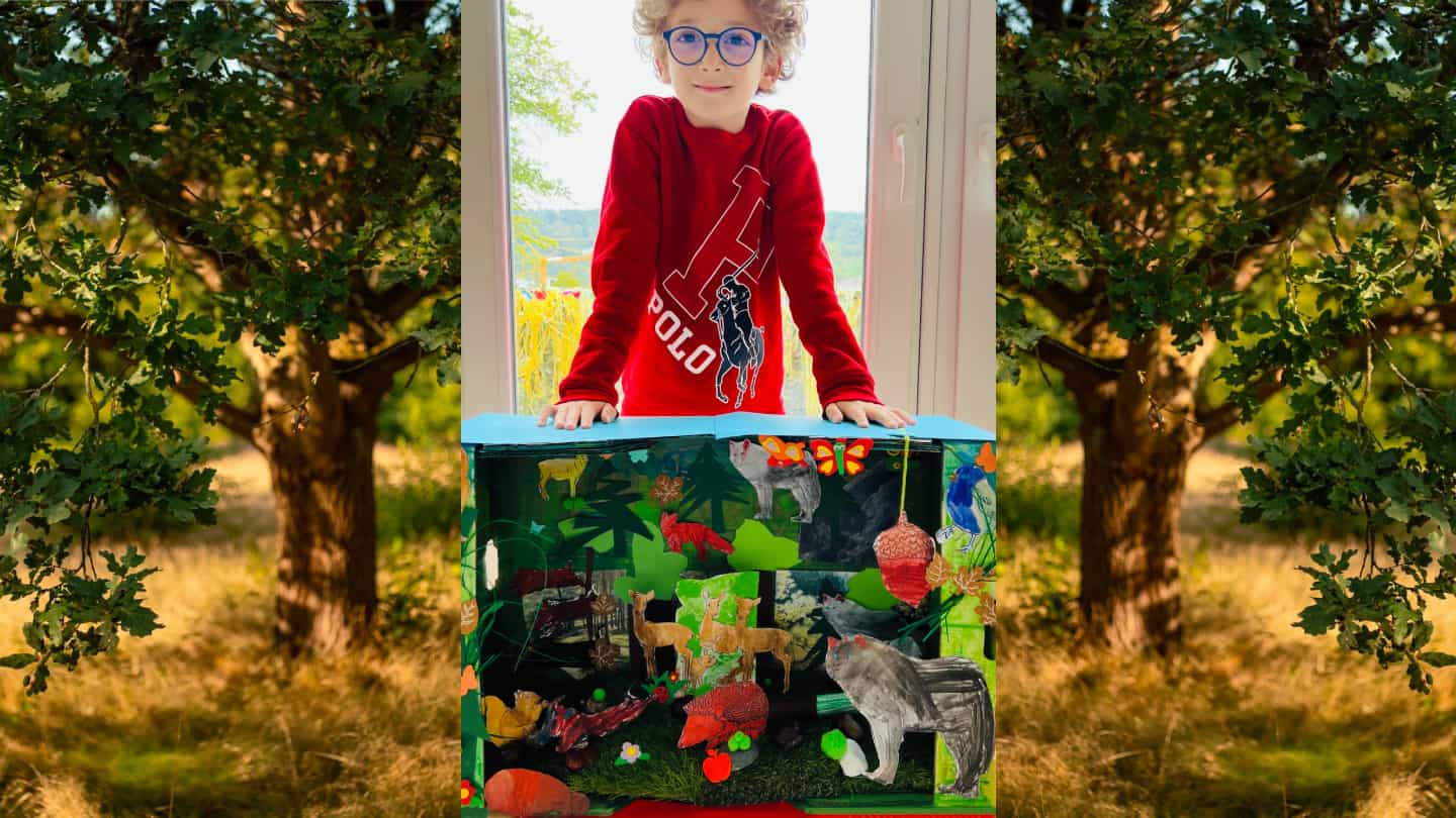 Ein-Bub-mit-selbstgebastelter Waldbox © AIS Eine tolle Bastelidee: Waldbox mit Geschichte
