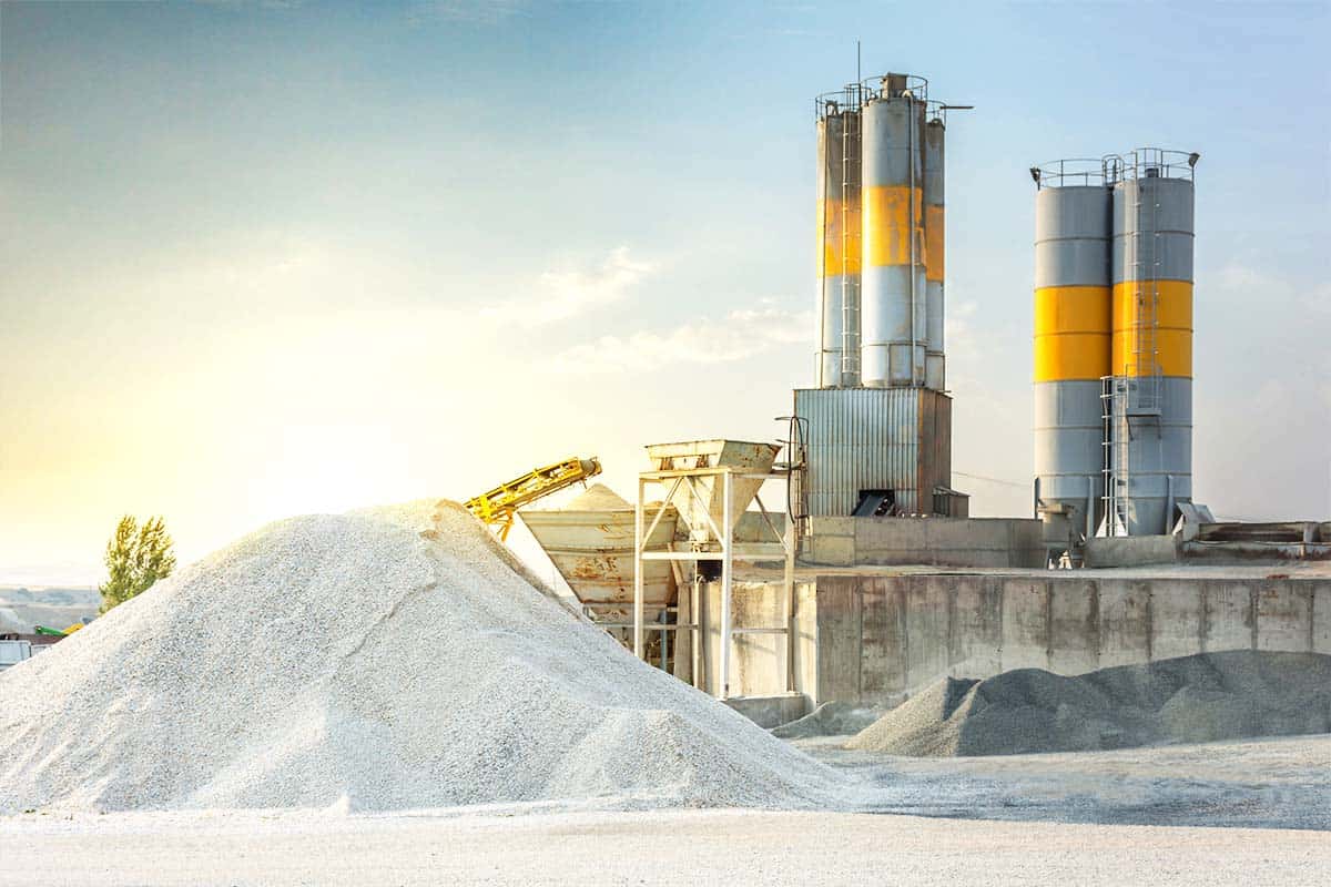 Sandhaufen für Zementherstellung (c) AdobeStock Enrique del Barrio Sandhaufen für Zementherstellung