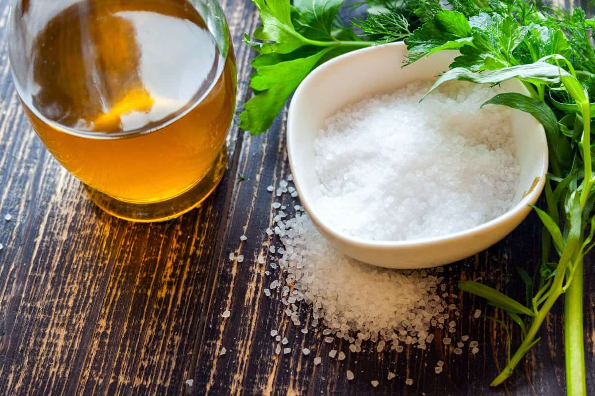 Olivenoel-und-Salz-c-AdobeStock_420078553