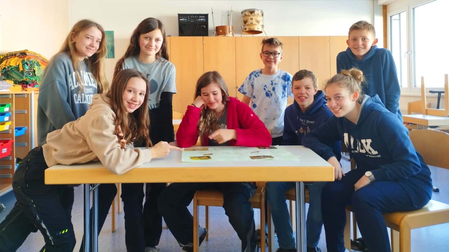 Schuelerinnen-der-Mittelschule-Pabneukirchen(c)Boehm Spendenstand der Gymnasiastinnen Boerhaavegasse