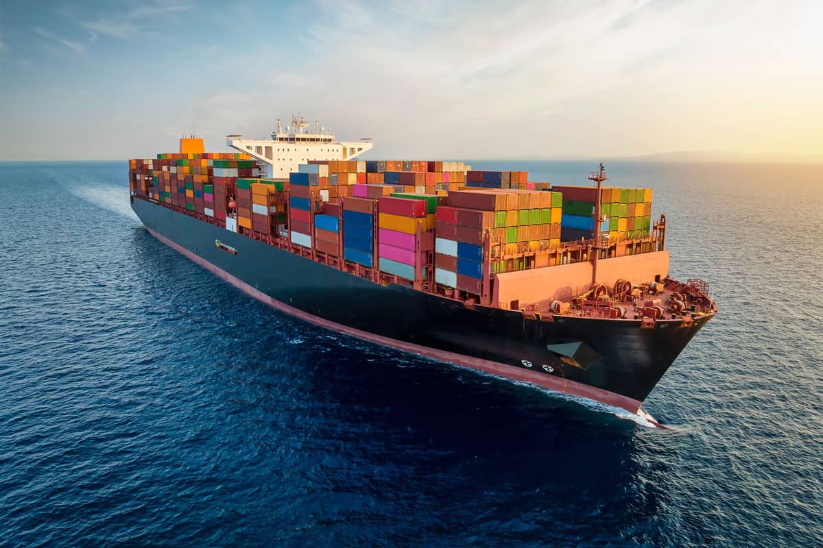 Großes Containerschiff fährt über Ozean Großes Containerschiff fährt über Ozean
