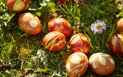 Basteltipp: Ostereier mit Naturfarben und coolem Pflanzen-Muster