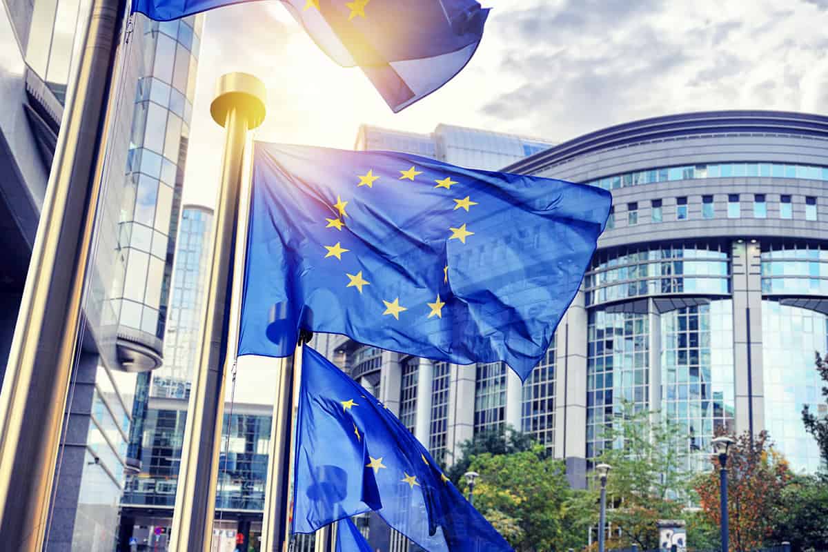 EU Flagge am Hintergrund des Europa Parlaments (c) Adobestock Grecaud Paul EU Flagge am Hintergrund des Europa Parlaments