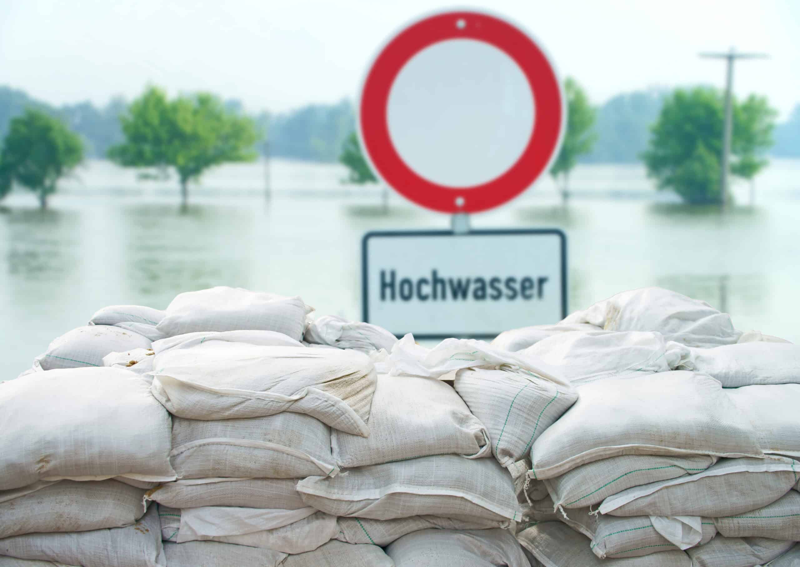 Hochwasserschutz mit Sandsäcken-c-AdobeStock_53554413